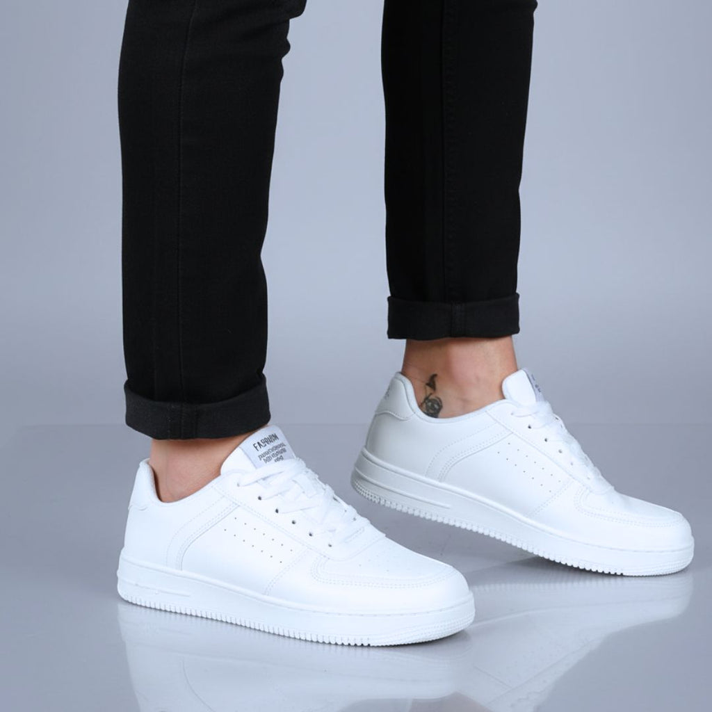 Urban Luxe White | Zapatillas de cuero sintético elegantes y cómodas