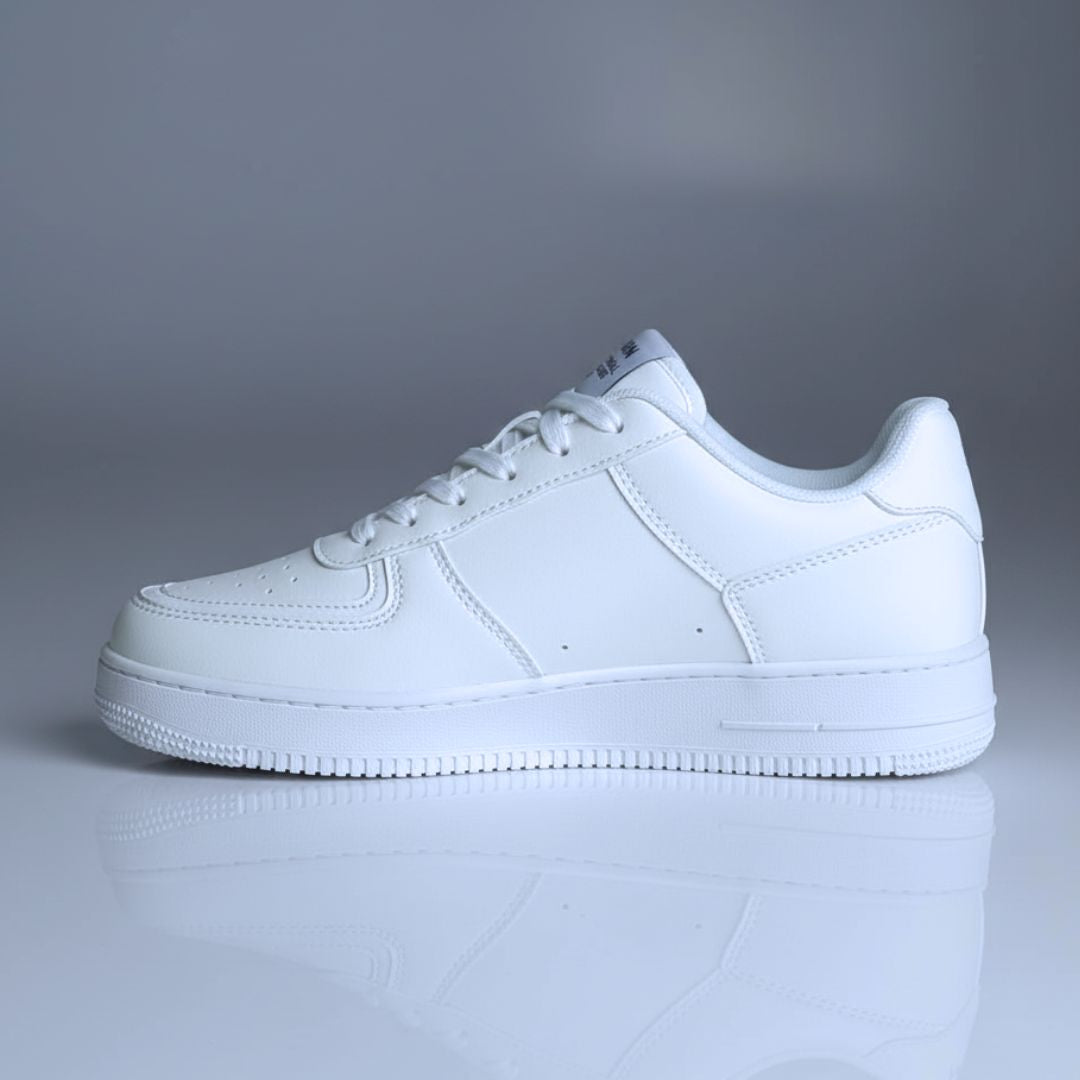 Urban Luxe White | Zapatillas de cuero sintético elegantes y cómodas