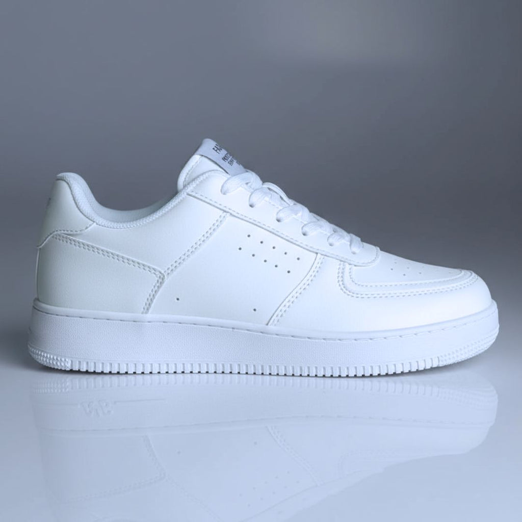 Urban Luxe White | Zapatillas de cuero sintético elegantes y cómodas