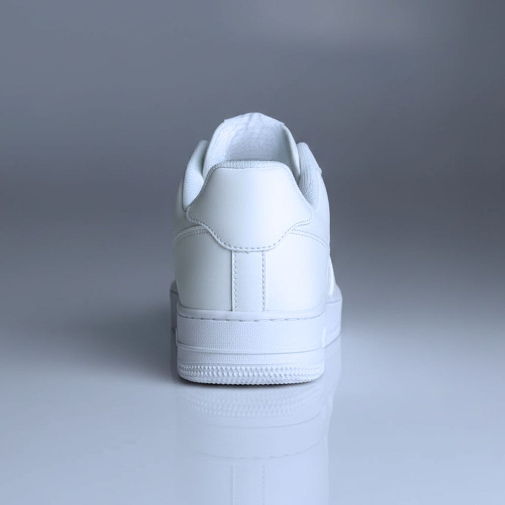 Urban Luxe White | Zapatillas de cuero sintético elegantes y cómodas