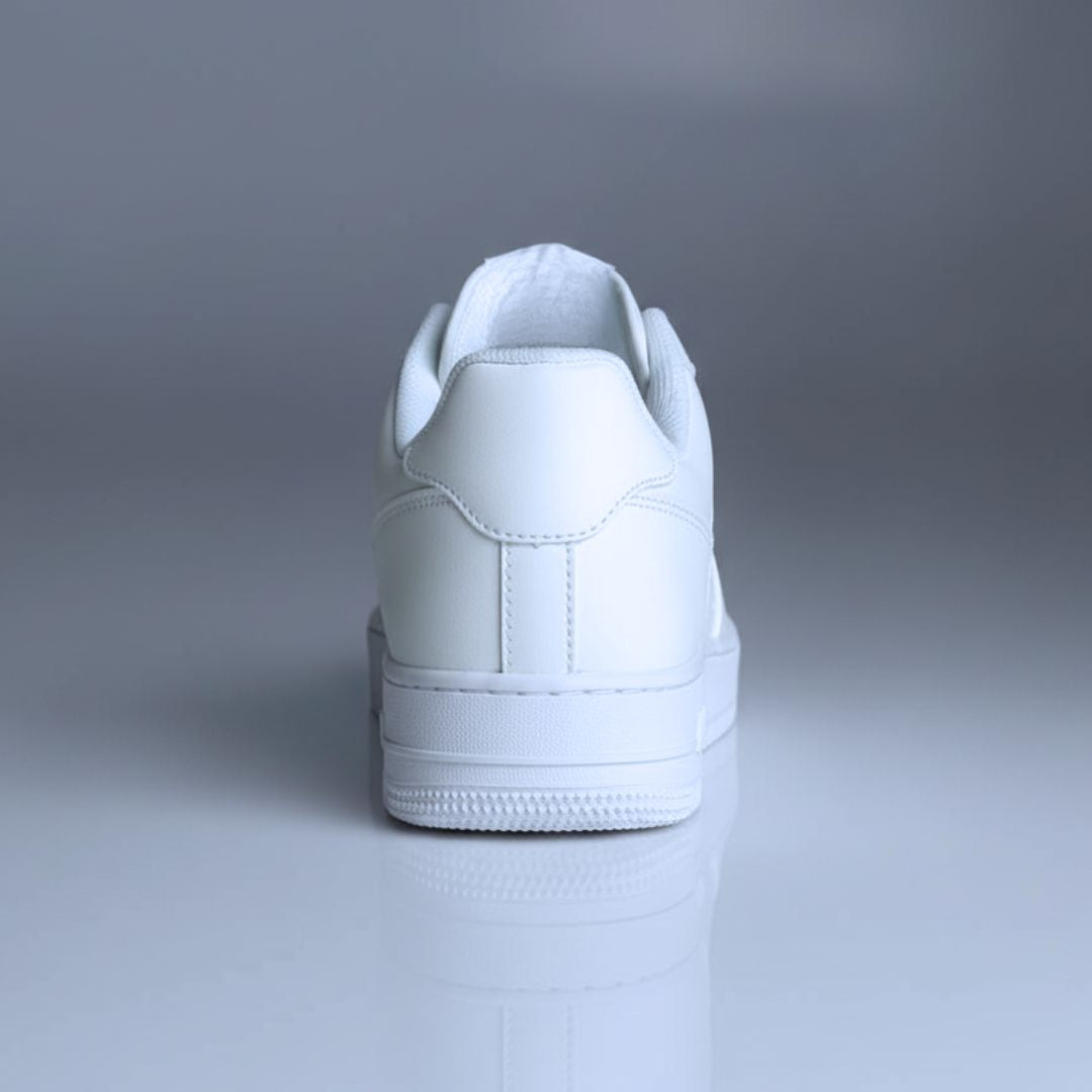 Urban Luxe White | Zapatillas de cuero sintético elegantes y cómodas