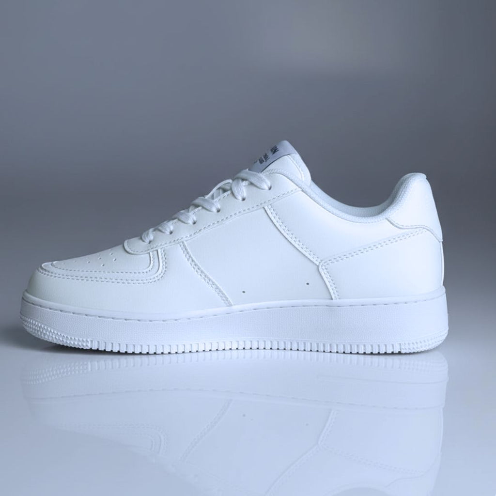 Urban Luxe White | Zapatillas de cuero sintético elegantes y cómodas