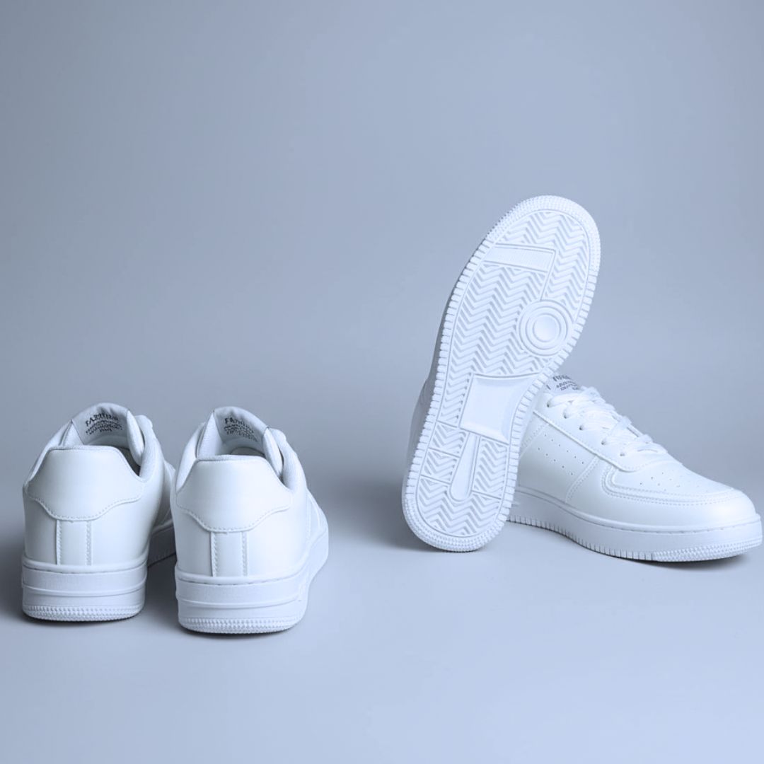 Urban Luxe White | Zapatillas de cuero sintético elegantes y cómodas